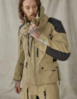 BELSTAFF PM Jacke Long Way Up Jacket - Wasserdicht, Beige 20 BELSTAFF PM Jacke Long Way Up Jacket - Wasserdicht, Beige -ONeal Verkaufsgeschäft LONG WAY UP JACKET DARK SAND 1280x1280