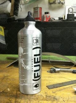 LOWBROW CUSTOMS Reserve Benzinflasche - 887ml -ONeal Verkaufsgeschäft large 2688 lowbrow fuel reserve bottle 4 1280x1280