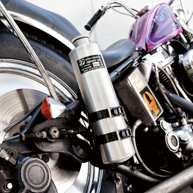 MOONEYES Reserve Benzinflasche Notfalltank - 1000ml 8 MOONEYES Reserve Benzinflasche Notfalltank - 1000ml – Bild 8