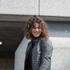 REV'IT Damenjacke Shade H2O - Wasserdicht, Leopard Dunkelgrau -ONeal Verkaufsgeschäft revit ladies jacket shade h2o leopard grey lifestyle 2 1280x1280