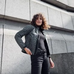 REV'IT Damenjacke Shade H2O - Wasserdicht, Leopard Dunkelgrau -ONeal Verkaufsgeschäft revit ladies jacket shade h2o leopard grey lifestyle 3 1280x1280