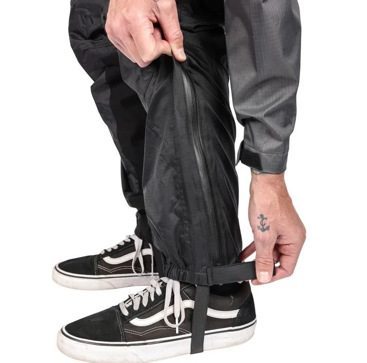 THRASHIN SUPPLY Regenhose Mission - Schwarz & Grau 4 THRASHIN SUPPLY Regenhose Mission - Schwarz & Grau – Bild 4